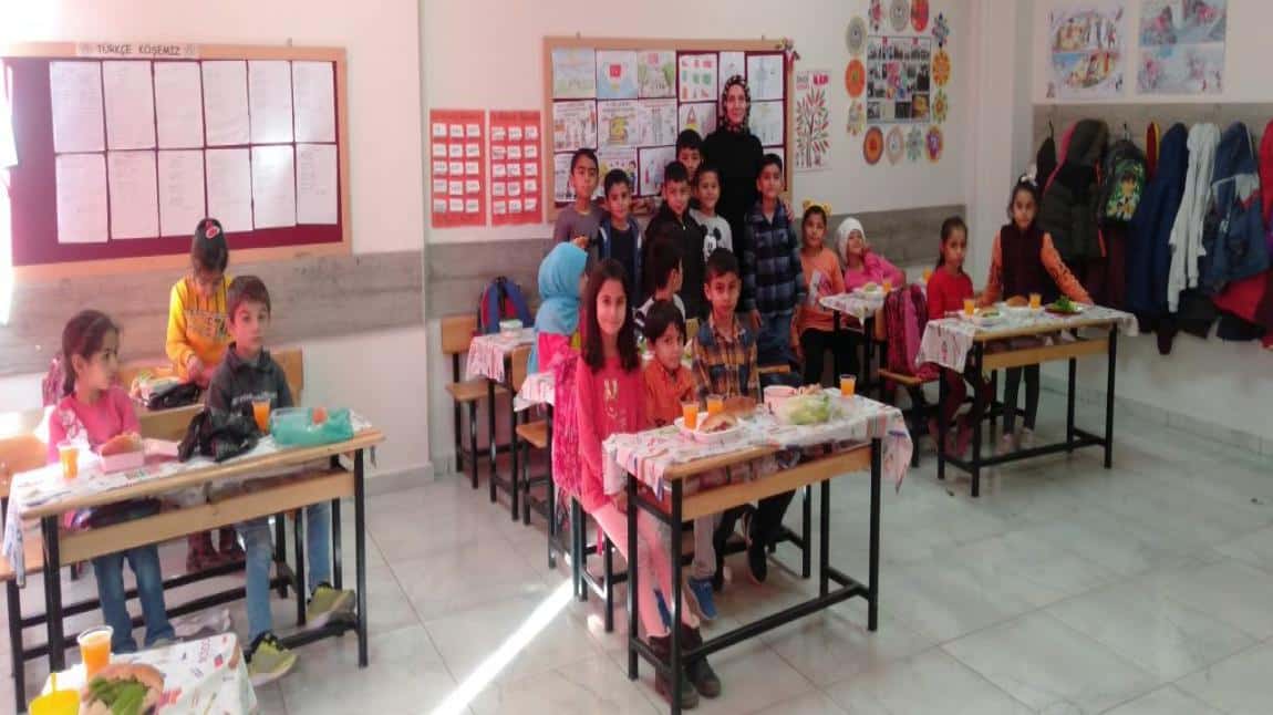 Sevim Türk Öğretmenimiz tarafından sağlıklı beslenme konulu etkinlik yapıldı.